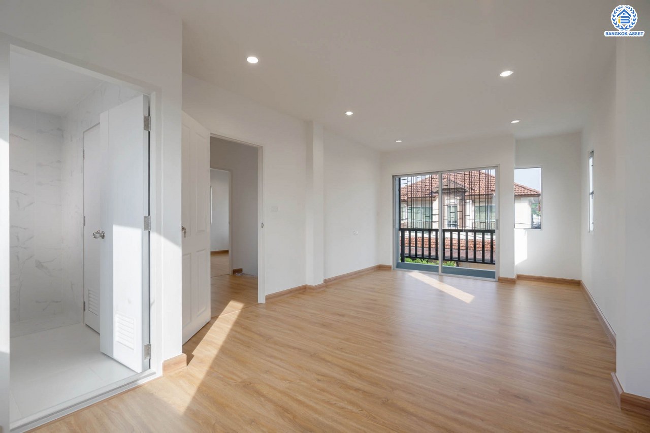 บ้านมือสองตกแต่งใหม่ ม.เดอะไพรเวซี่ ไพร์มเพลส รัตนาธิเบศร์-บางใหญ่ พื้นที่กว้างกว่า 39 ตร.ว. รองรับทุกความสุข ฟังก์ชัน 3 ห้องนอน 2 ห้องน้ำ จอดรถได้ 1 คัน บนทำเลเดินทางสะดวก เชื่อมต่อหลายเส้นทาง ใกล้รถไฟฟ้า "สถานีบางพลู"